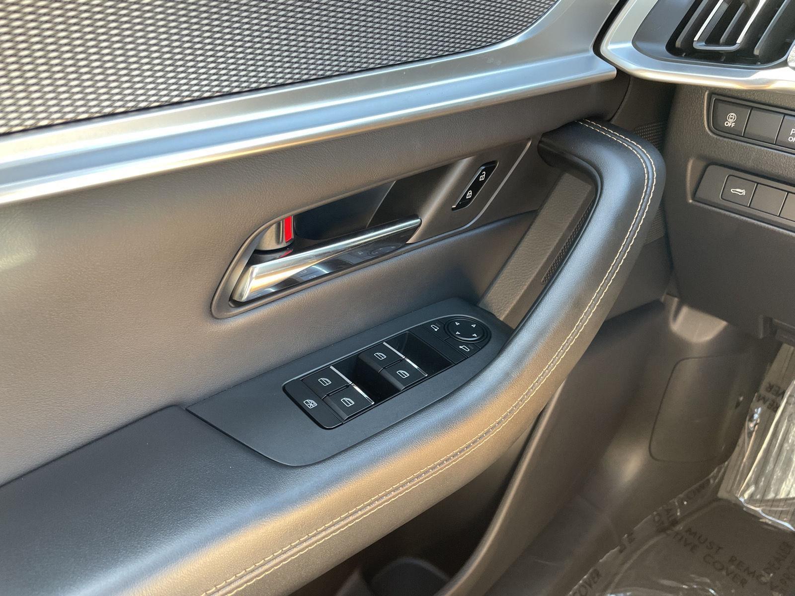 Vehicle photo 30