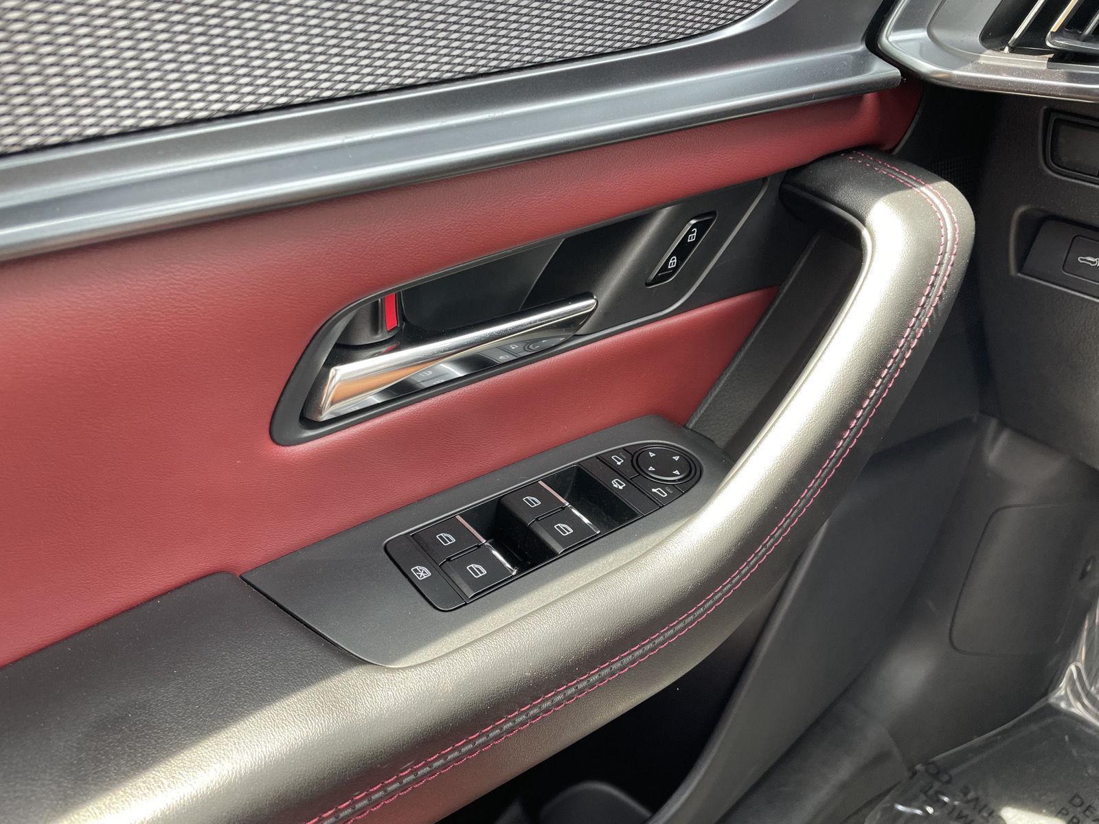 Vehicle photo 33