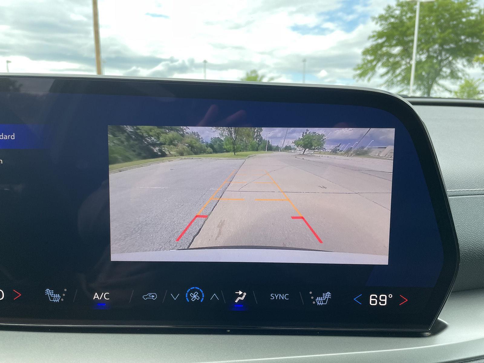 Vehicle photo 23