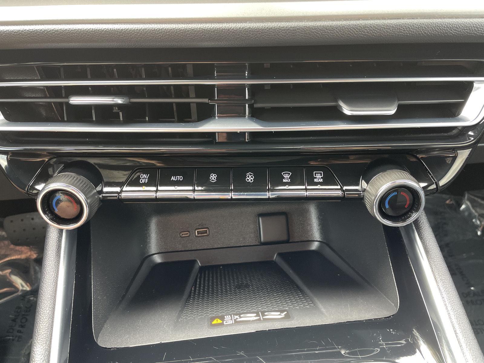 Vehicle photo 26
