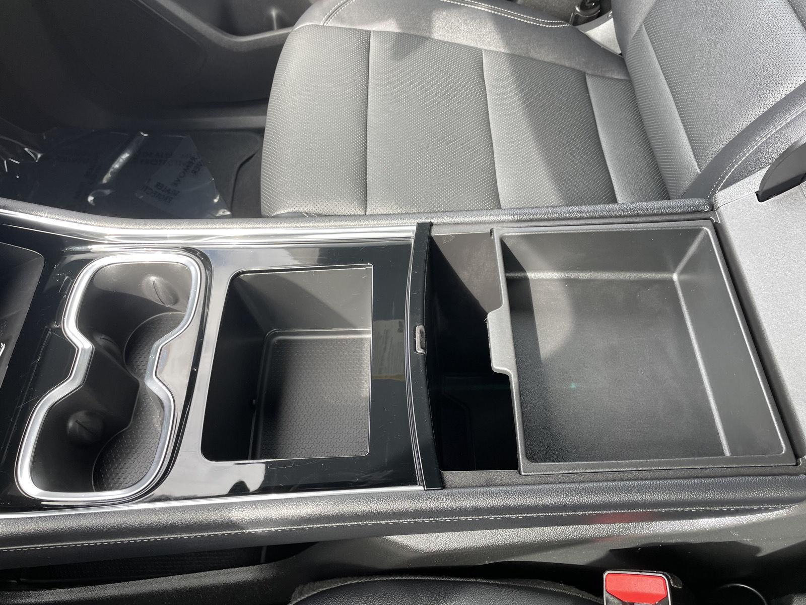 Vehicle photo 30