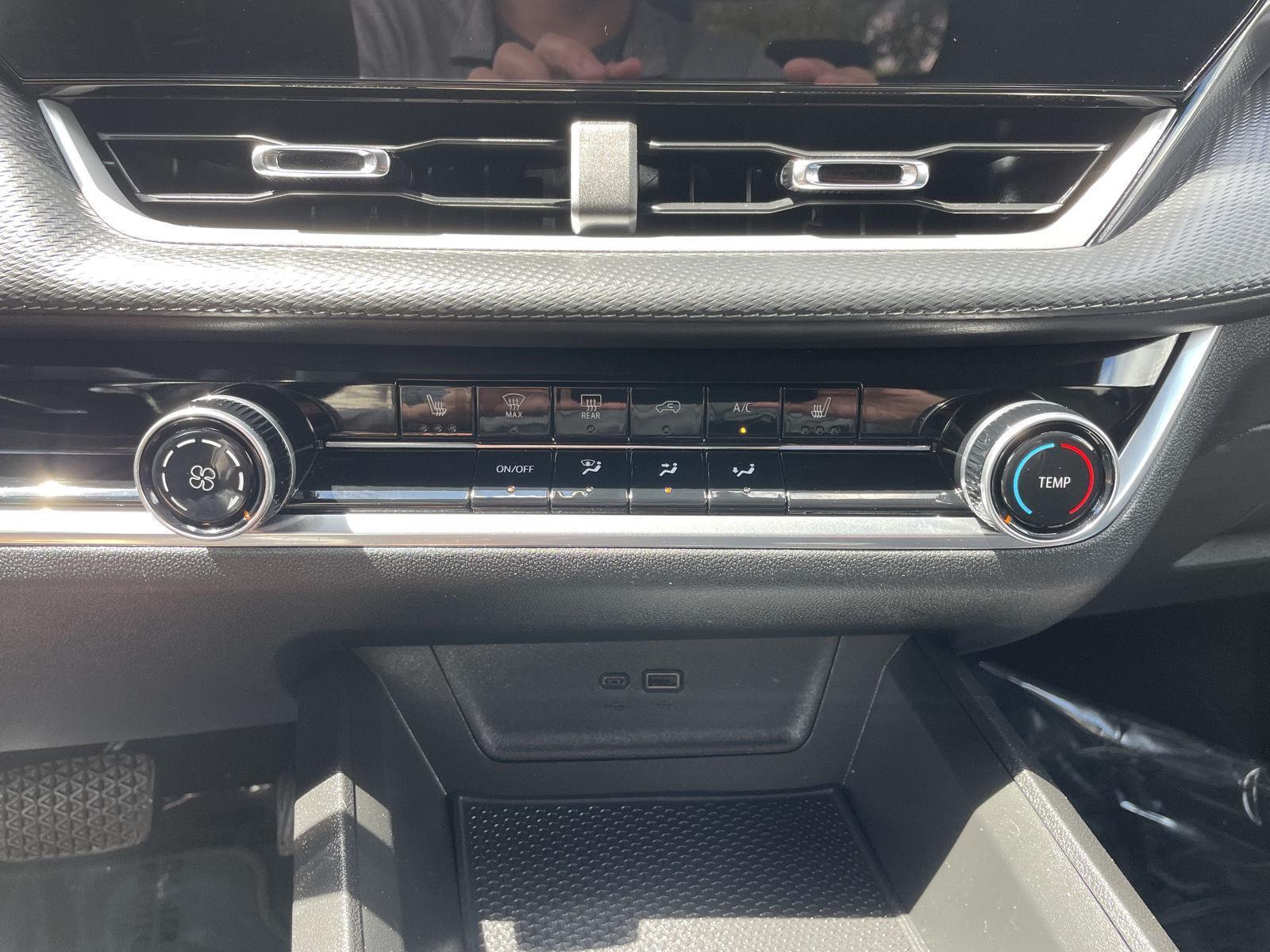 Vehicle photo 24