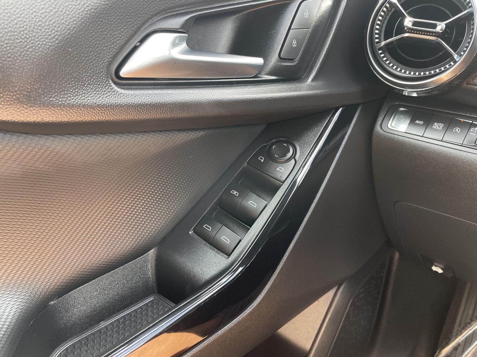 Vehicle photo 28