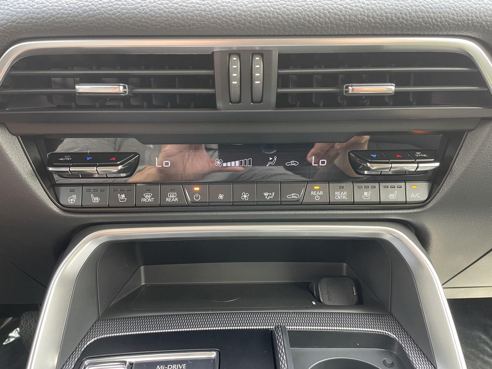 Vehicle photo 26