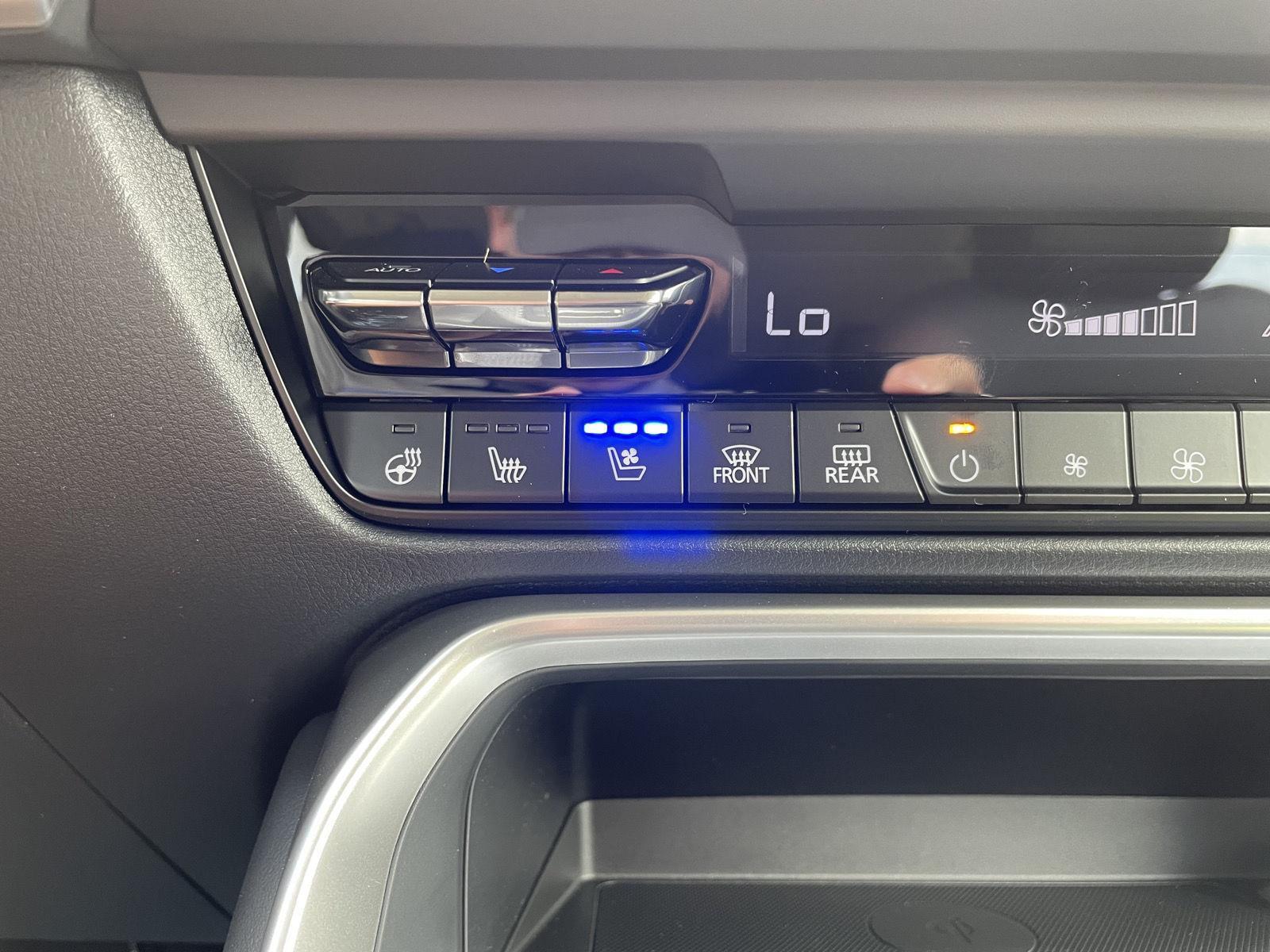 Vehicle photo 28