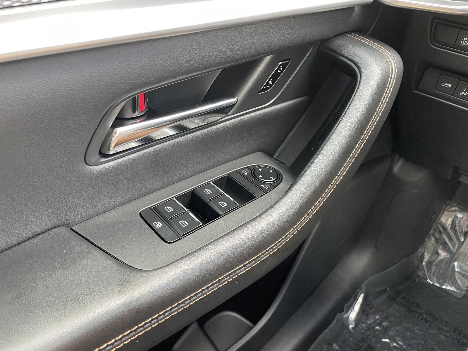 Vehicle photo 30