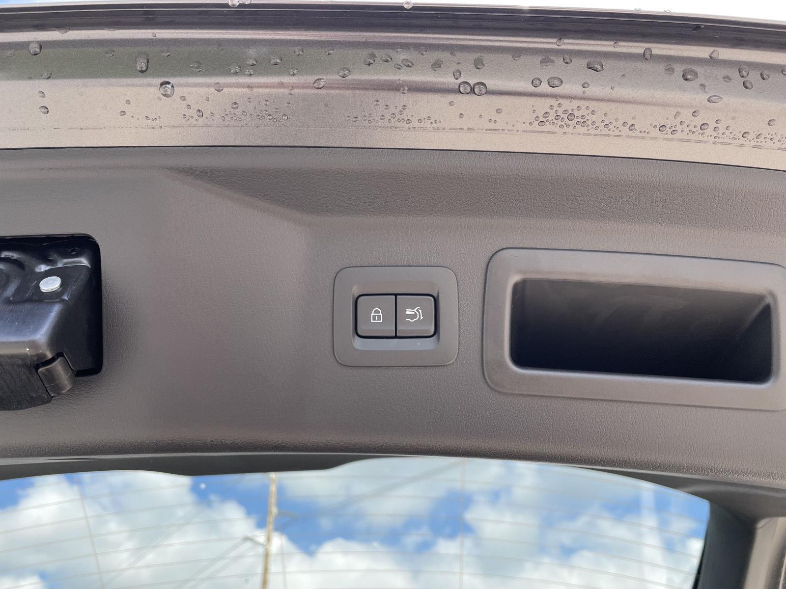 Vehicle photo 37