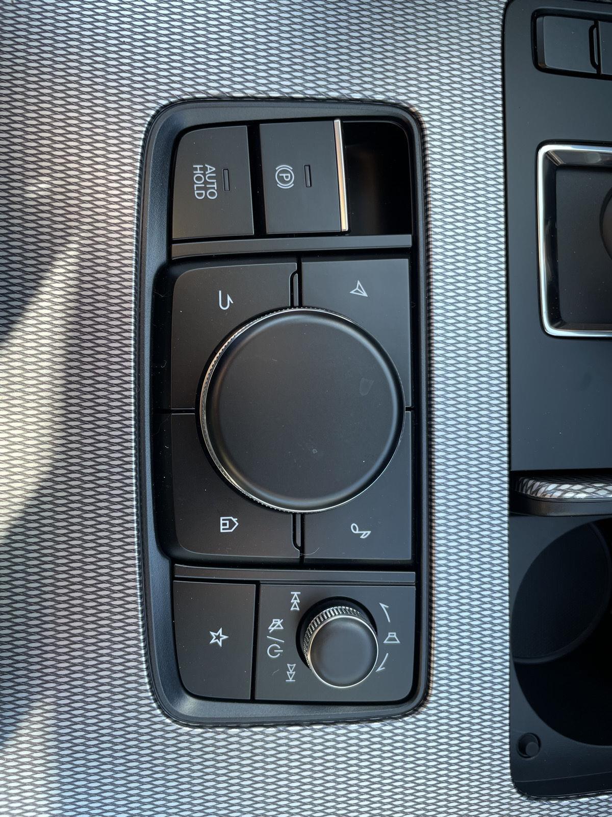 Vehicle photo 23