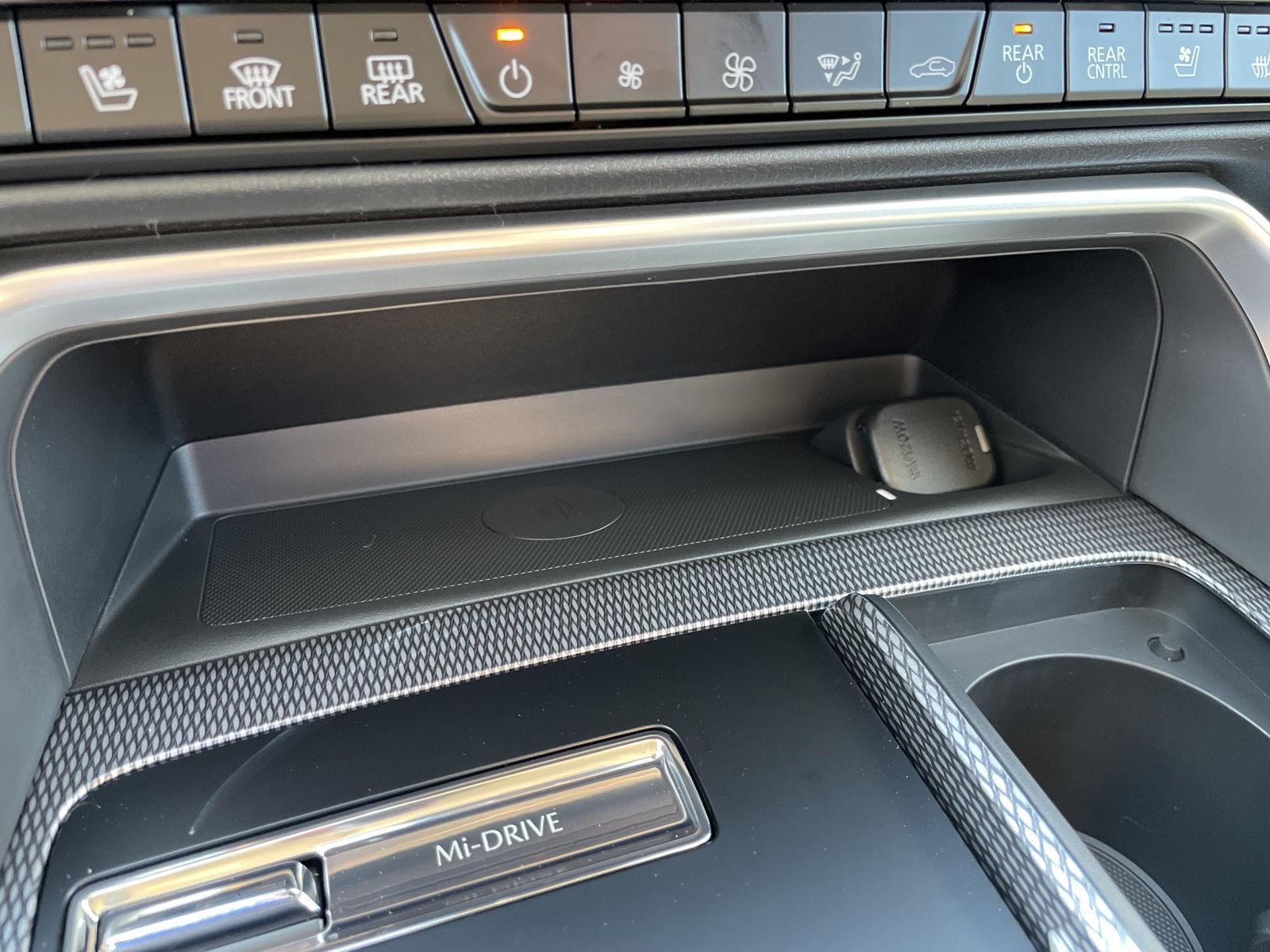 Vehicle photo 26