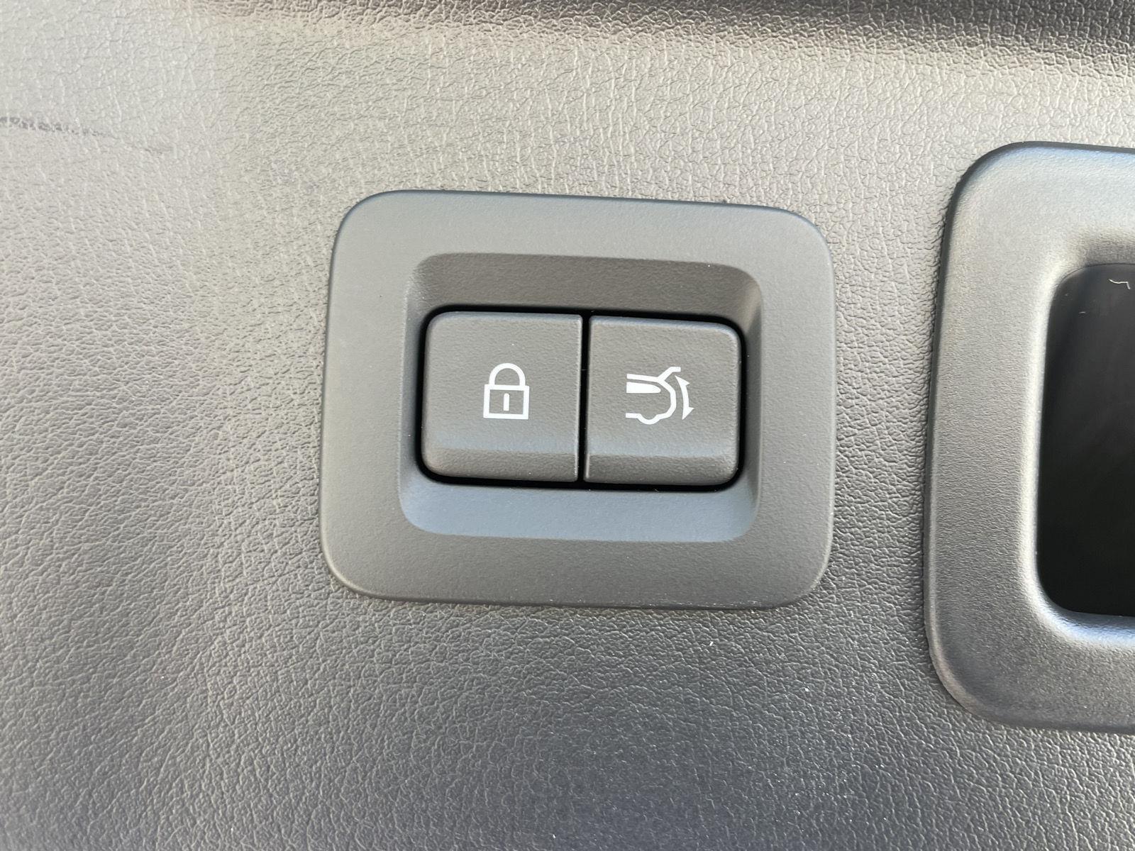 Vehicle photo 33