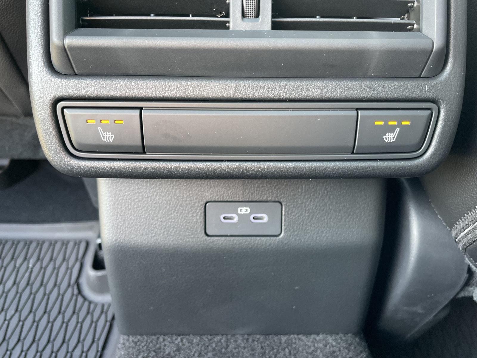 Vehicle photo 18