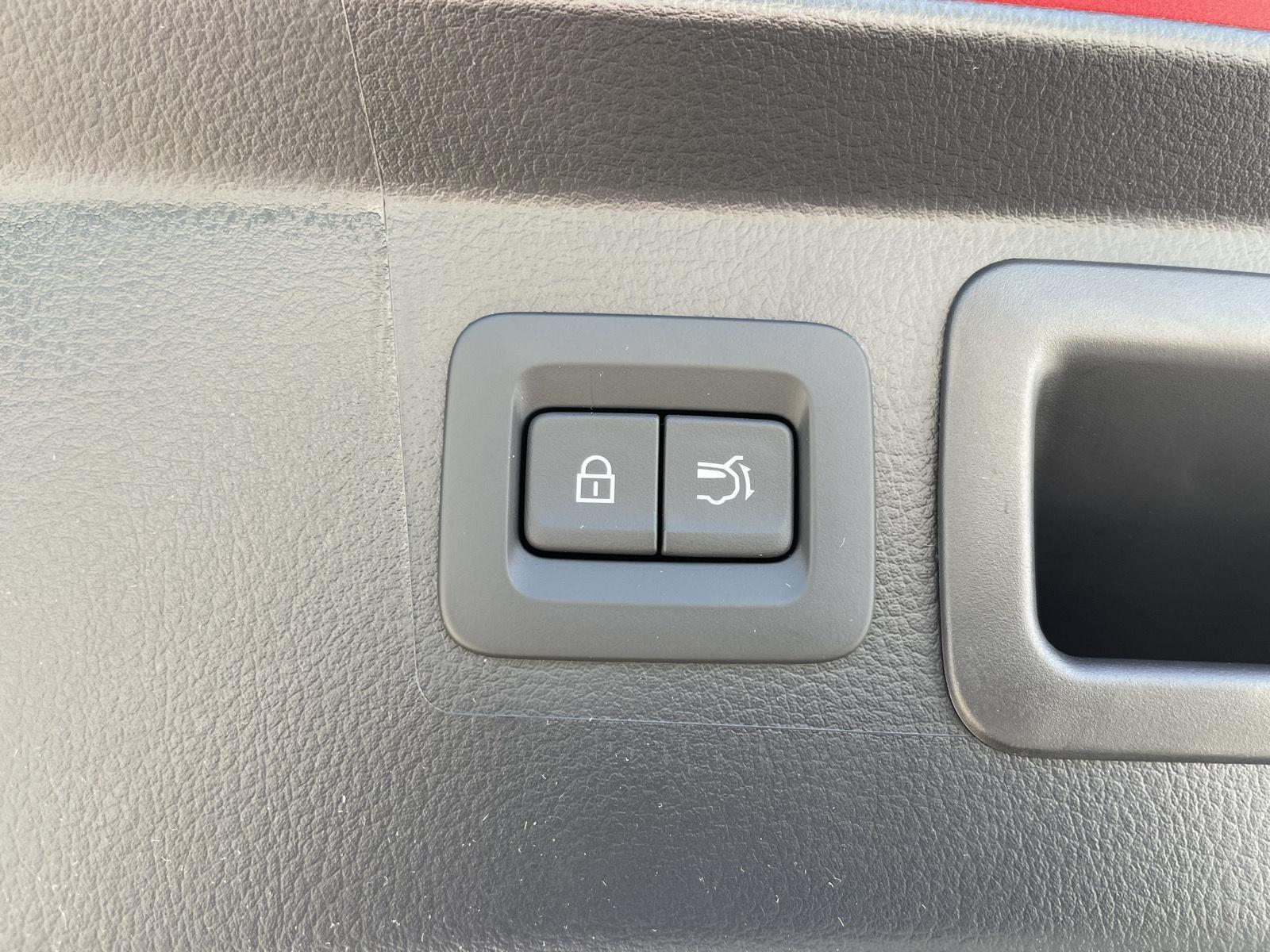Vehicle photo 33