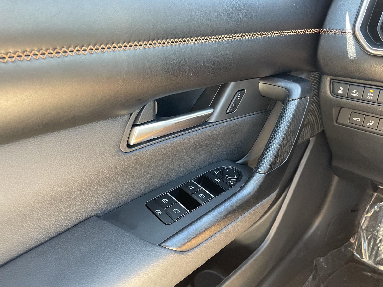 Vehicle photo 30