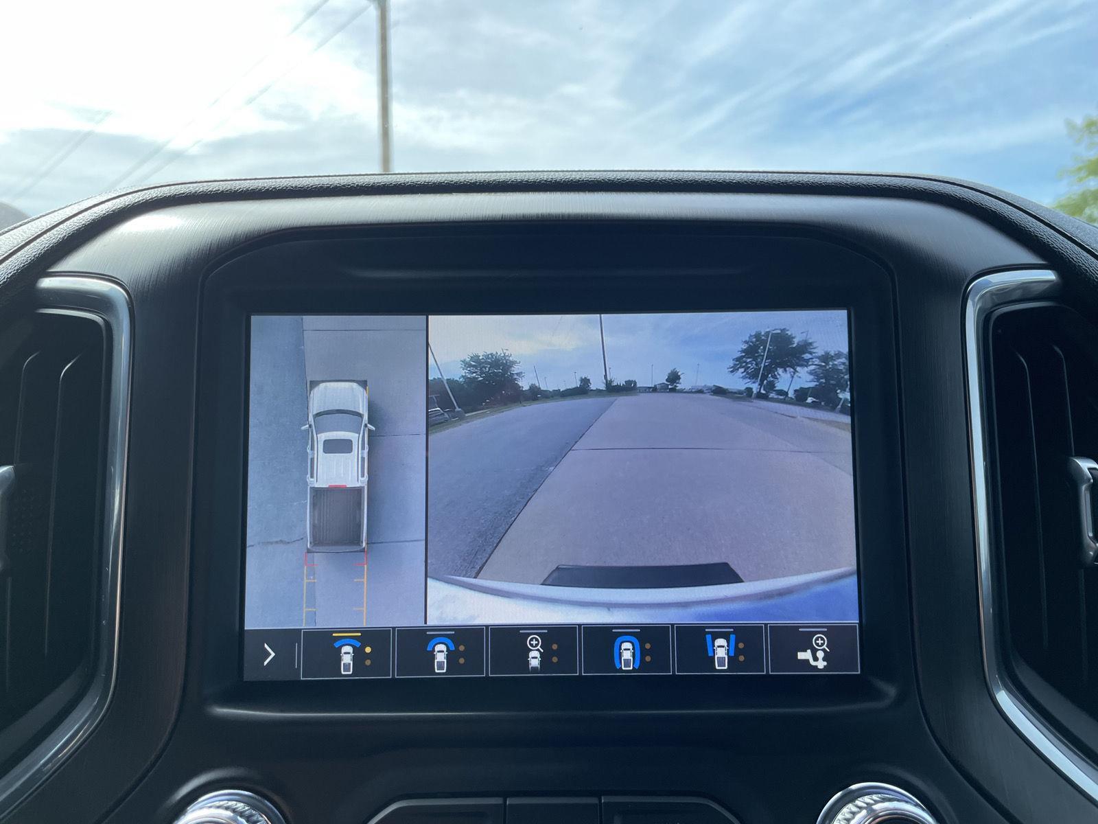 Vehicle photo 25
