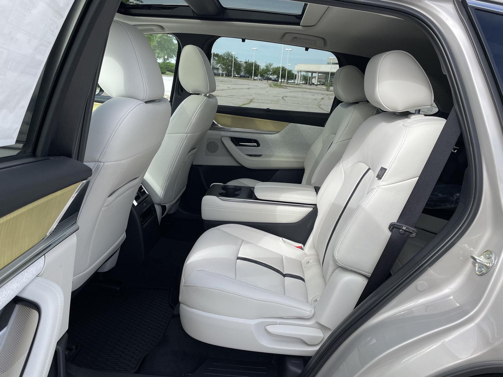 Vehicle photo 19