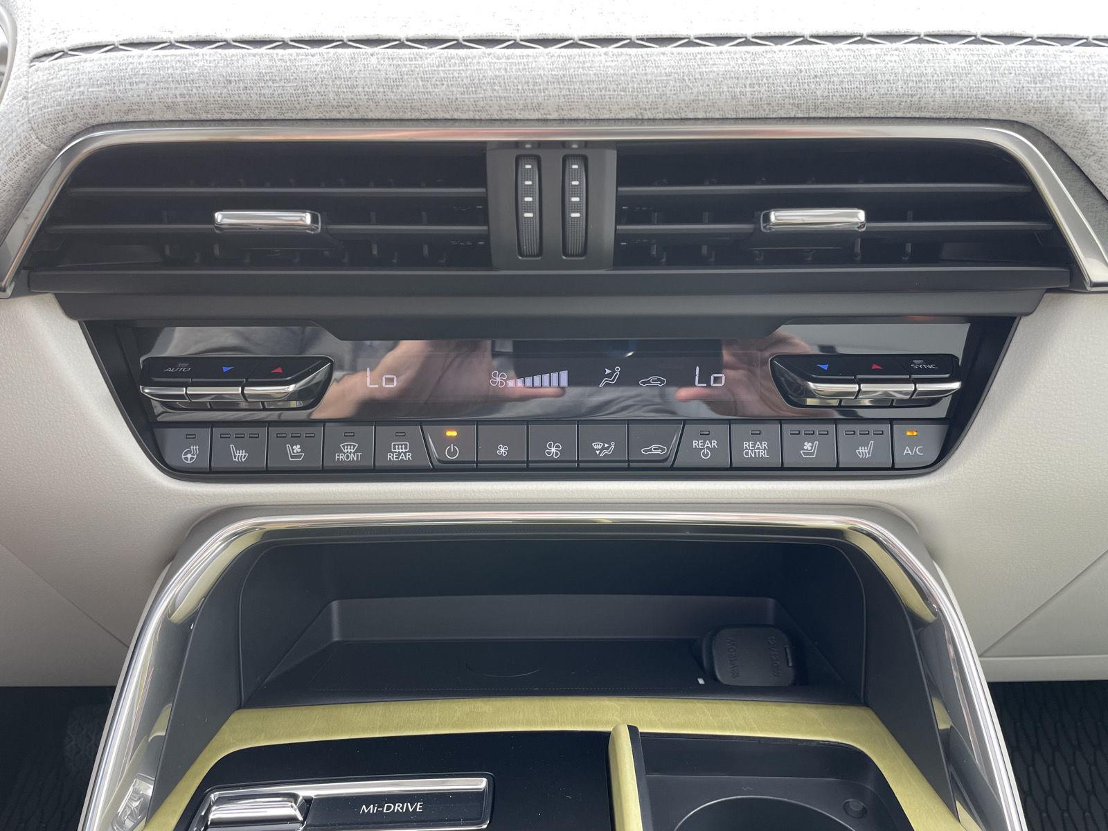 Vehicle photo 28