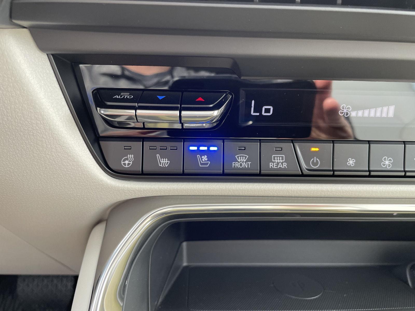 Vehicle photo 30