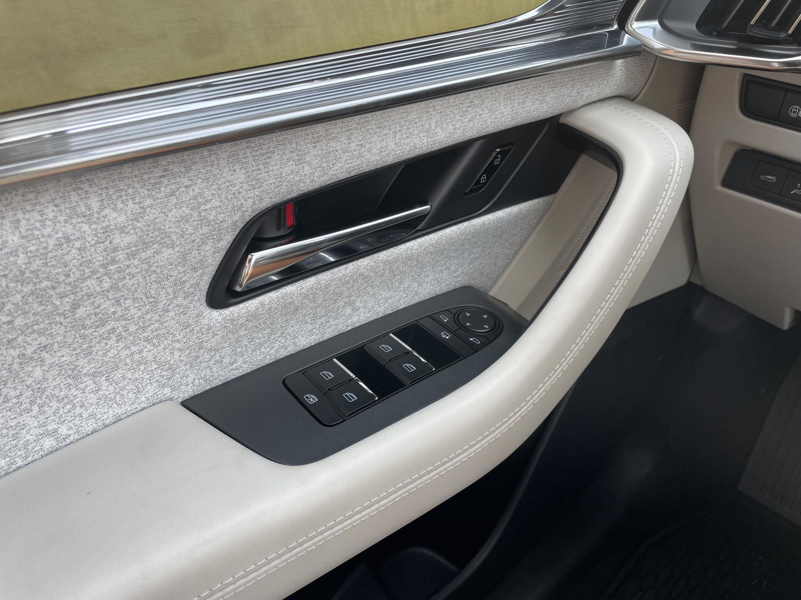 Vehicle photo 32