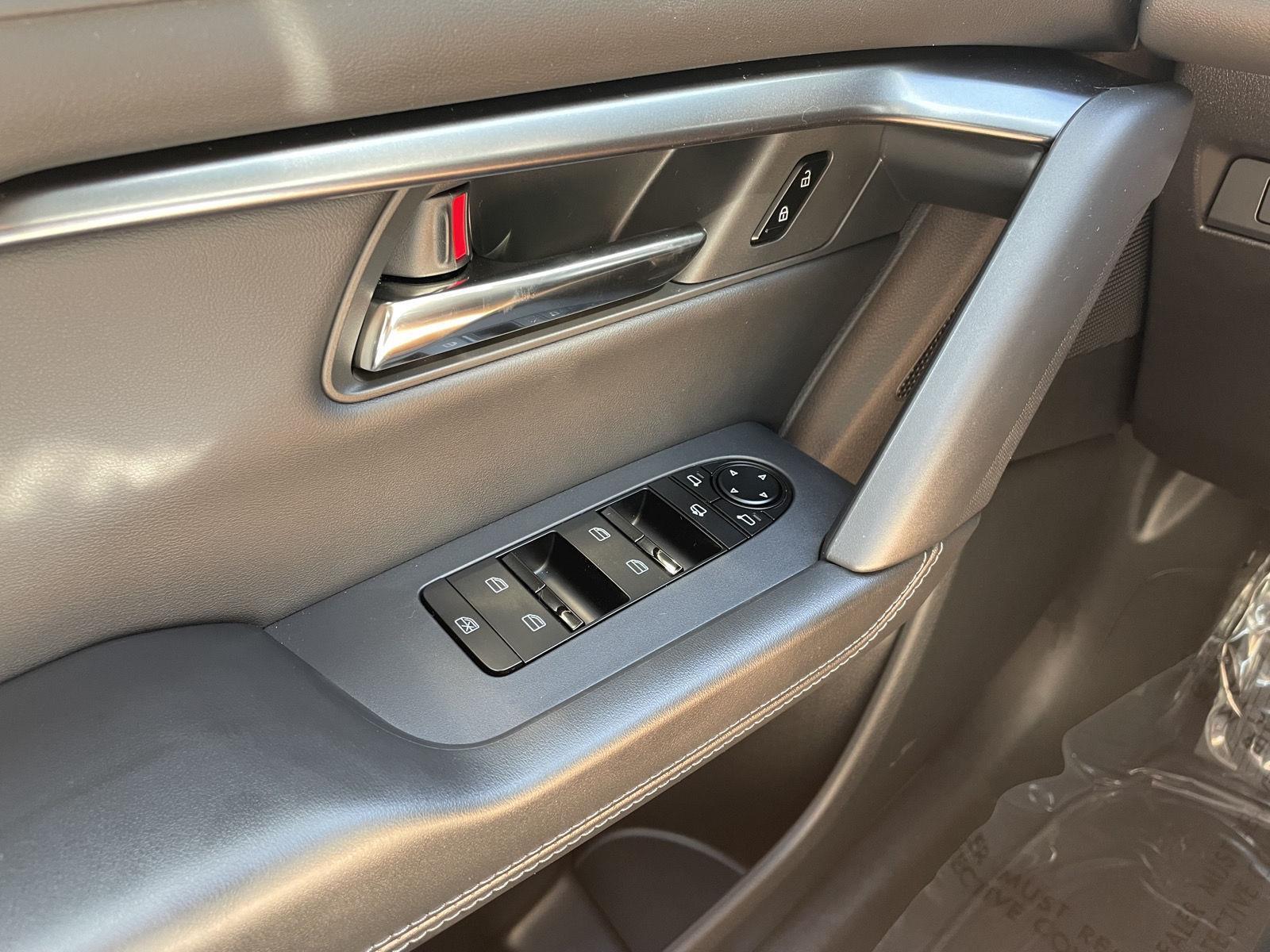 Vehicle photo 28