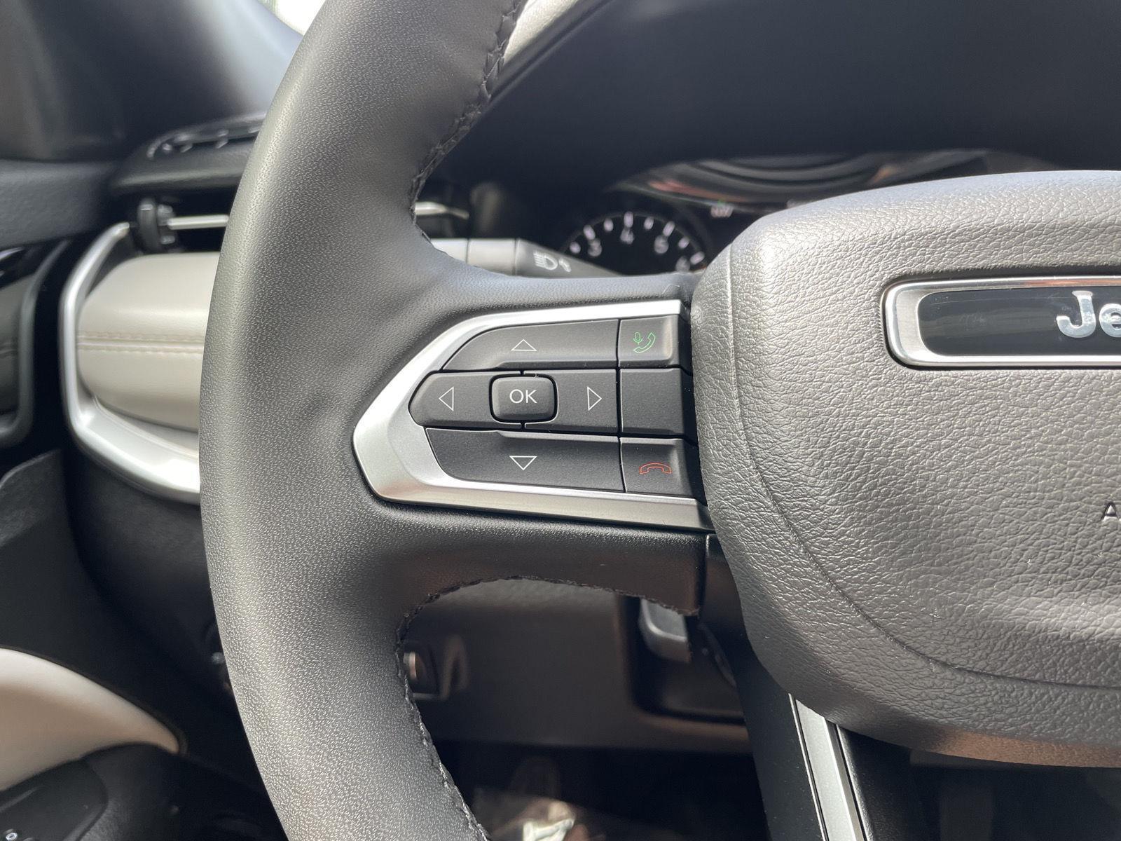 Vehicle photo 13