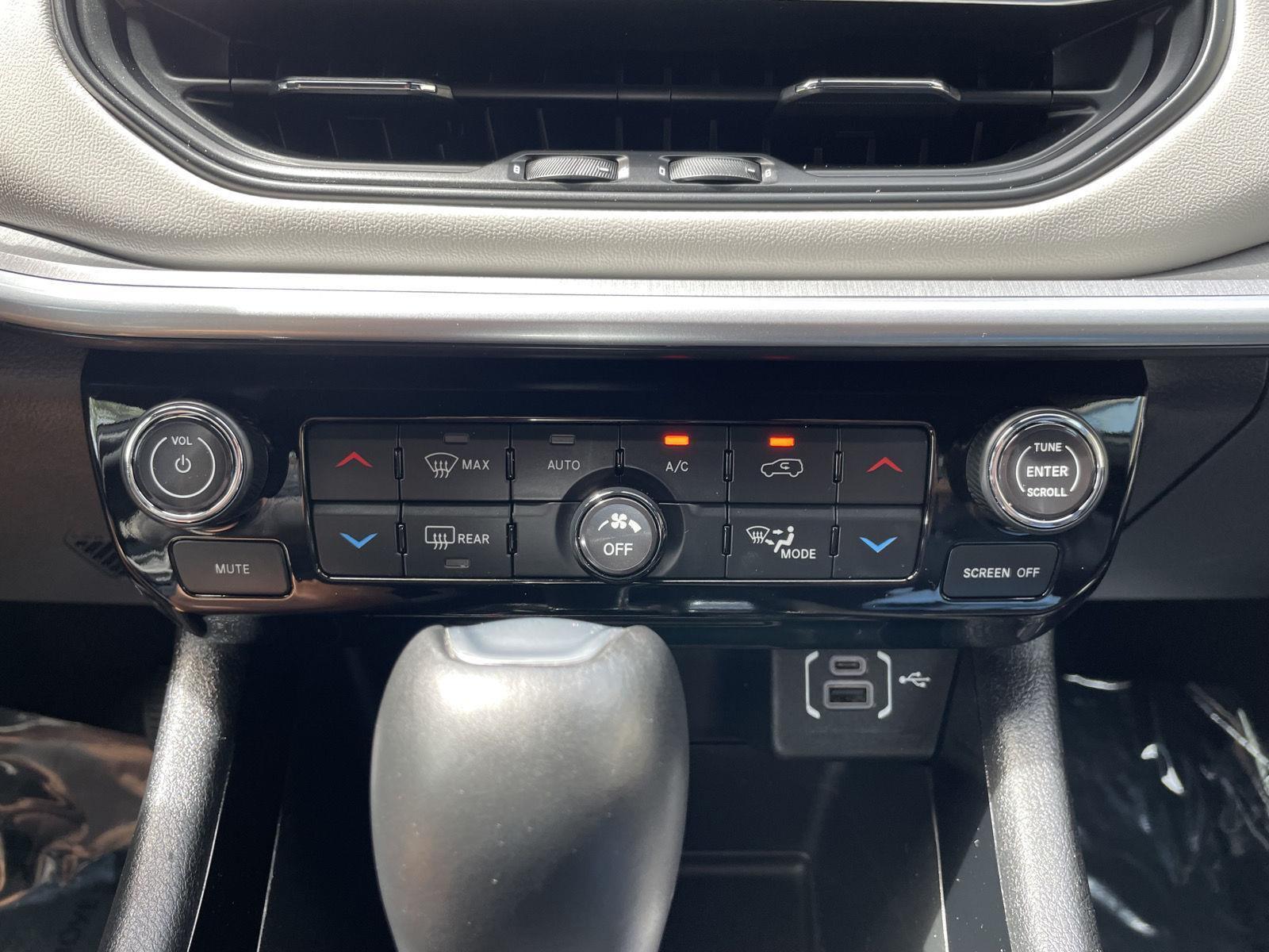 Vehicle photo 25