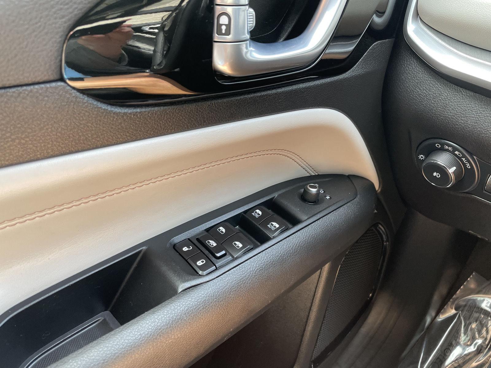 Vehicle photo 28