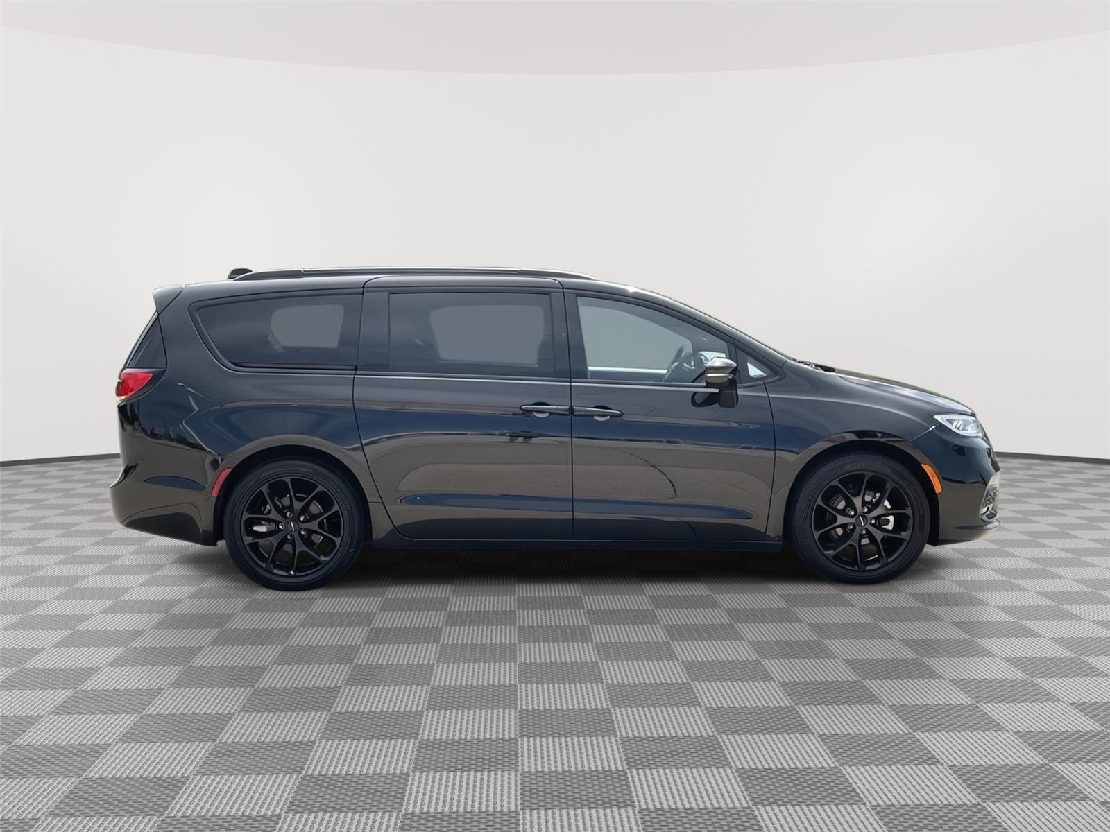 Vehicle photo 6