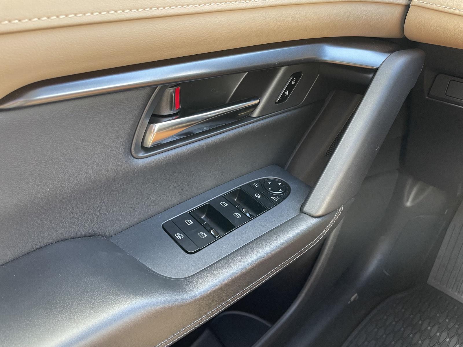 Vehicle photo 27