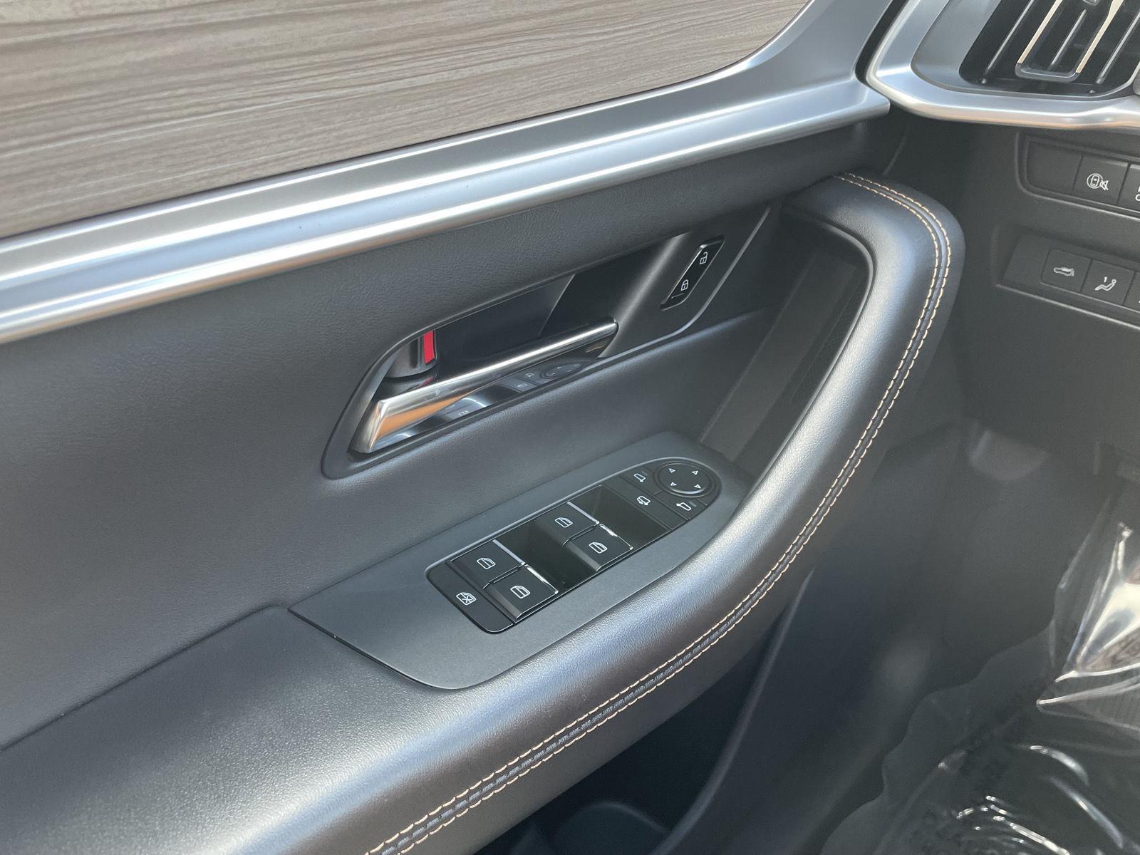 Vehicle photo 32