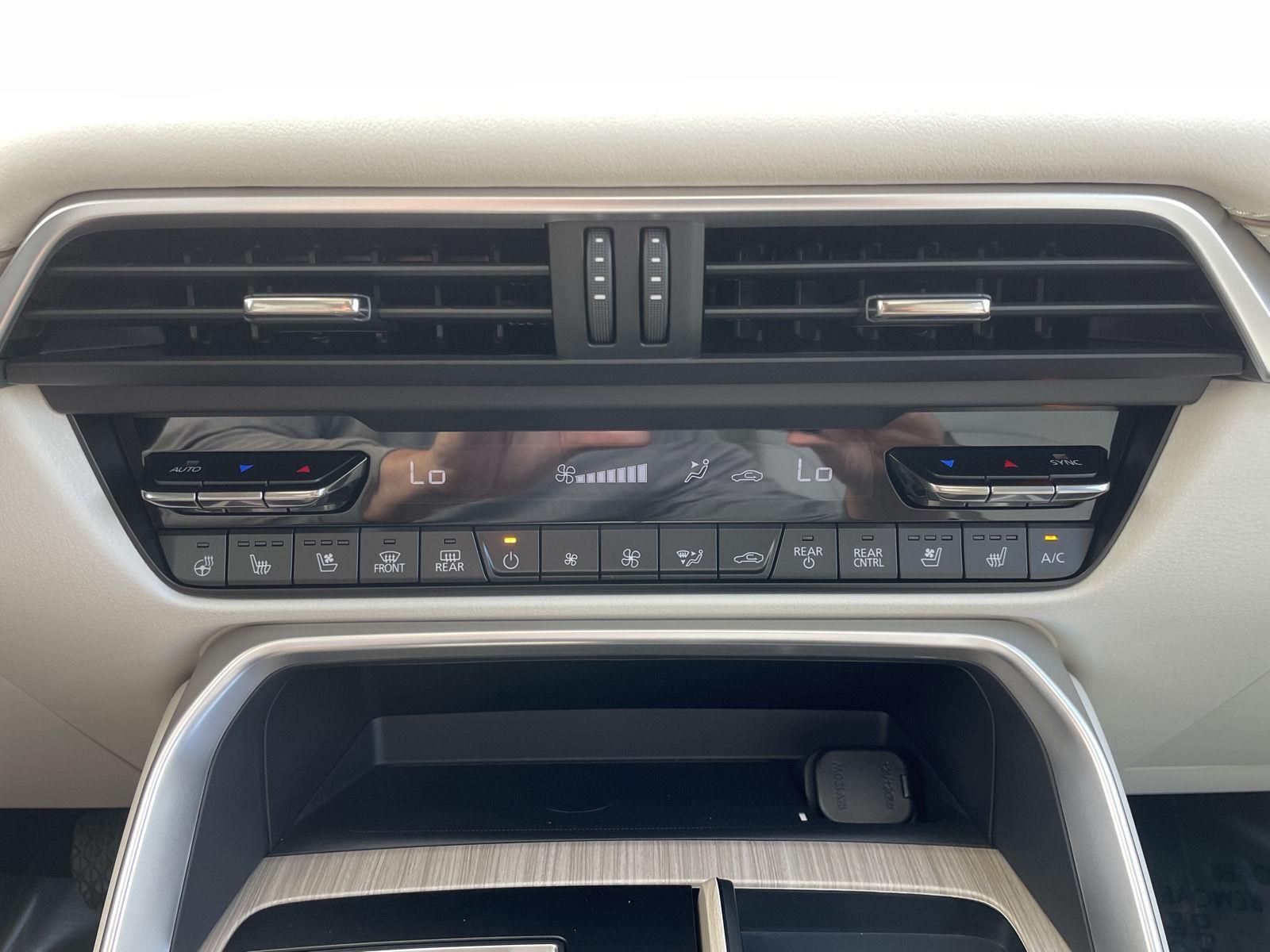Vehicle photo 30