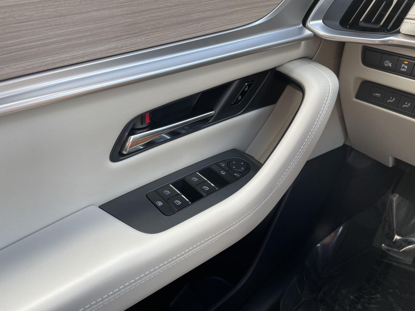 Vehicle photo 34
