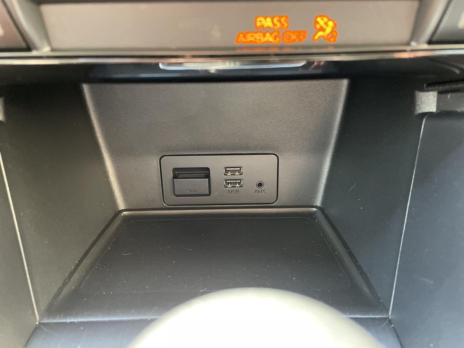 Vehicle photo 28
