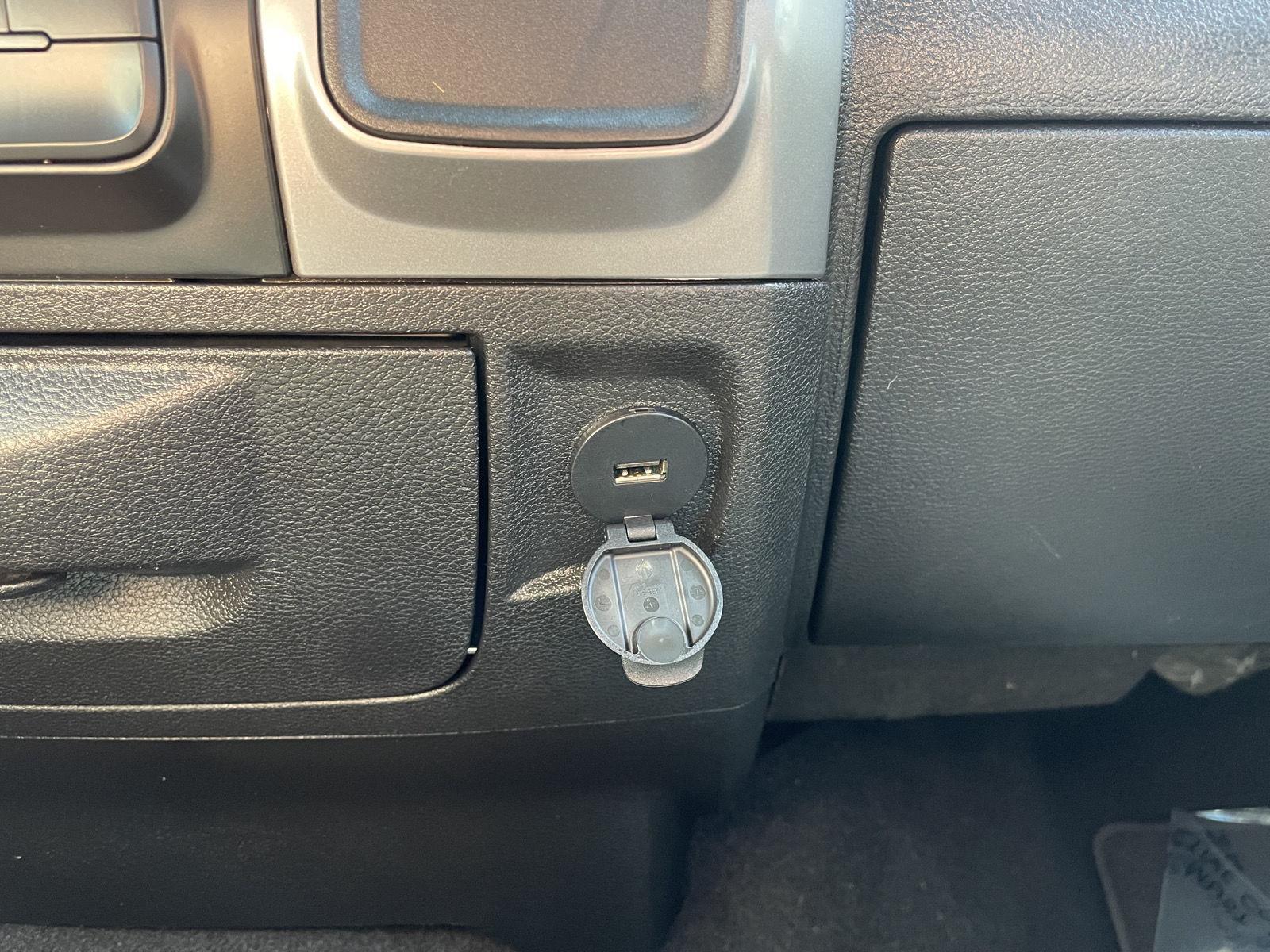Vehicle photo 25