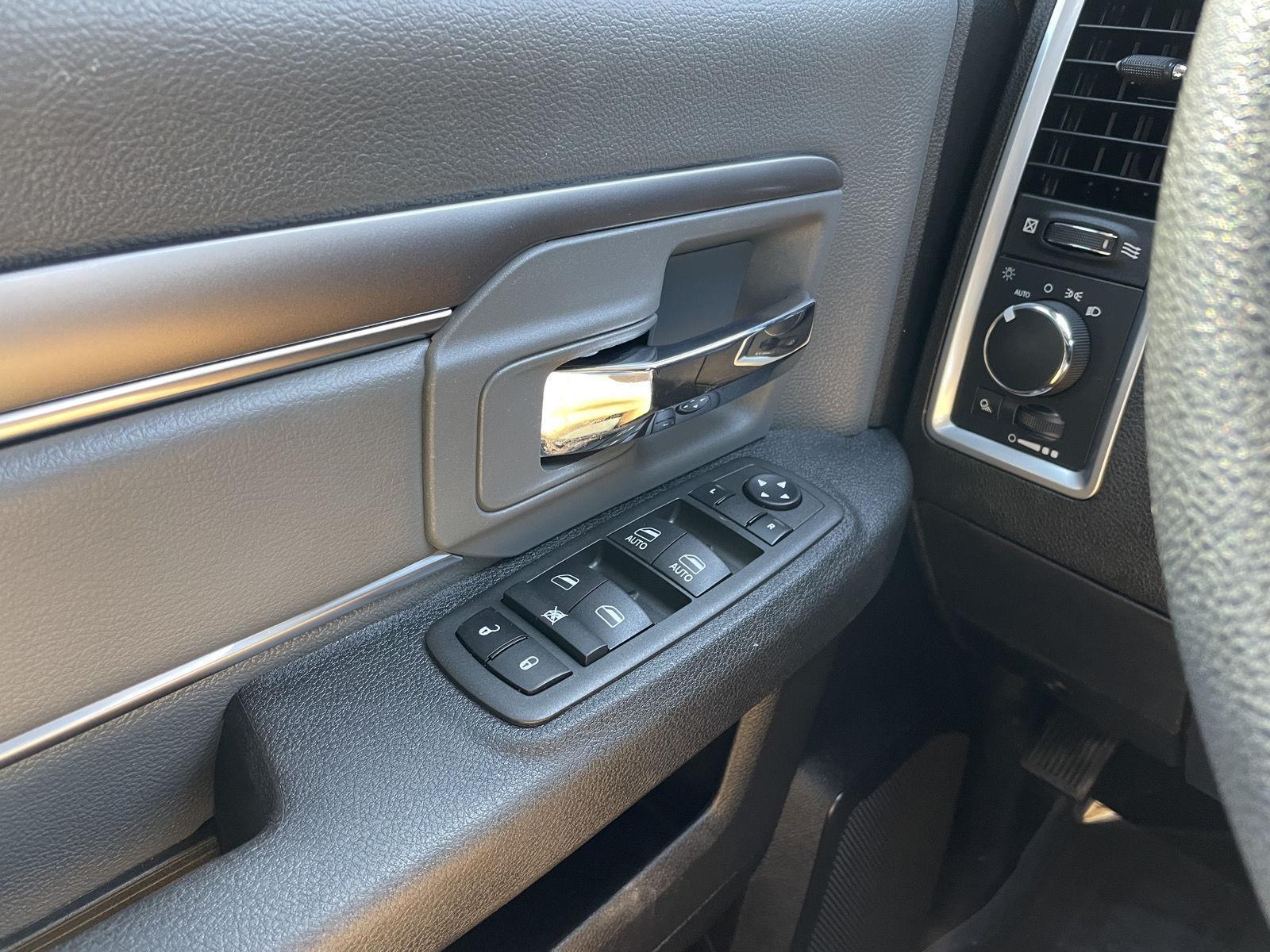 Vehicle photo 26