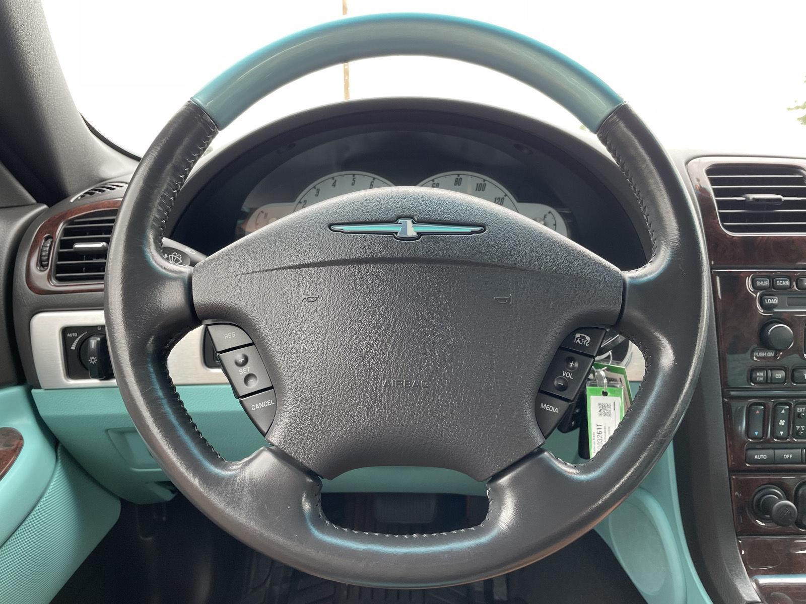 Vehicle photo 12