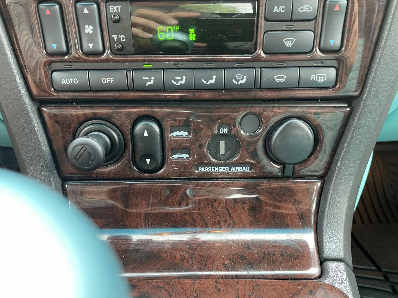 Vehicle photo 24