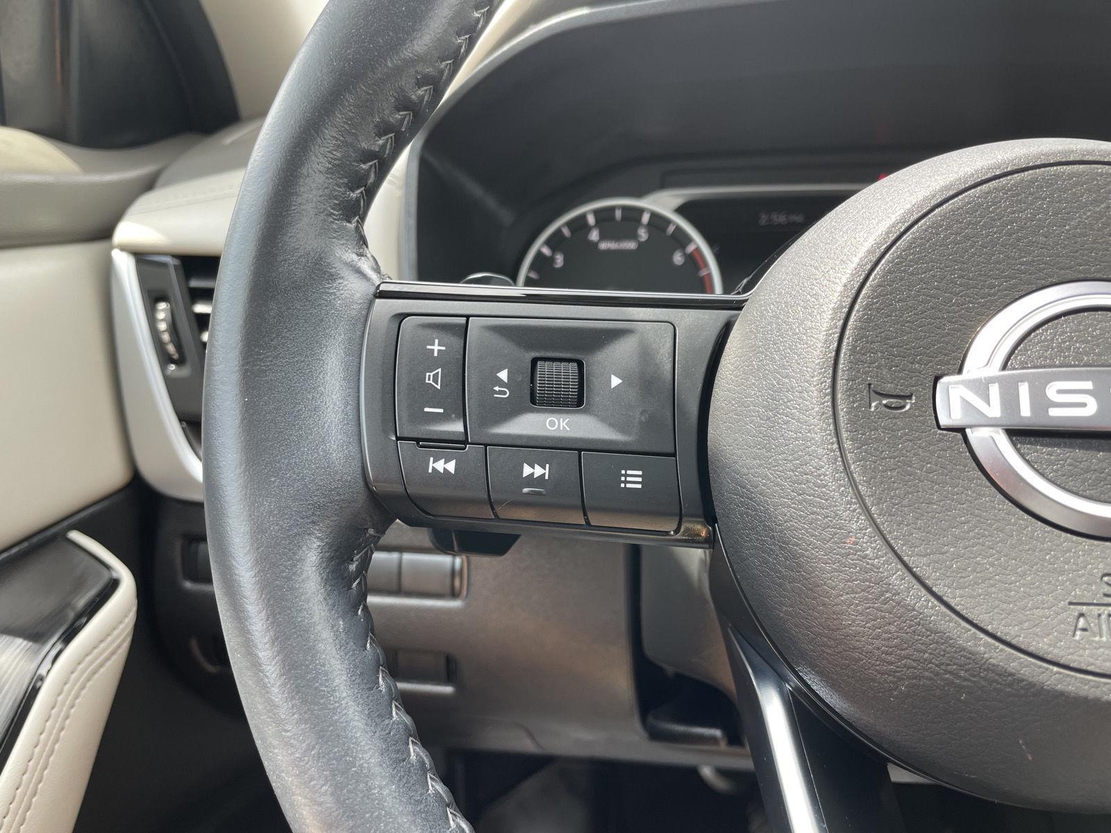 Vehicle photo 12