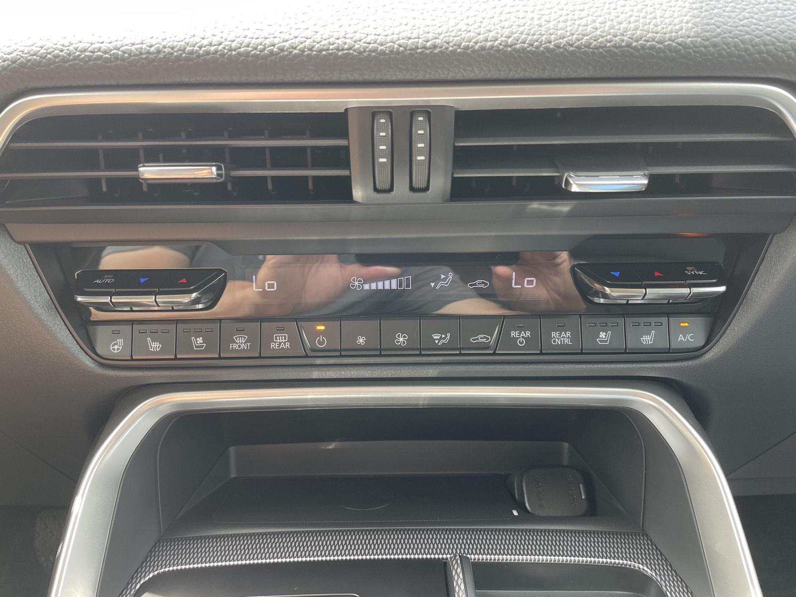 Vehicle photo 26