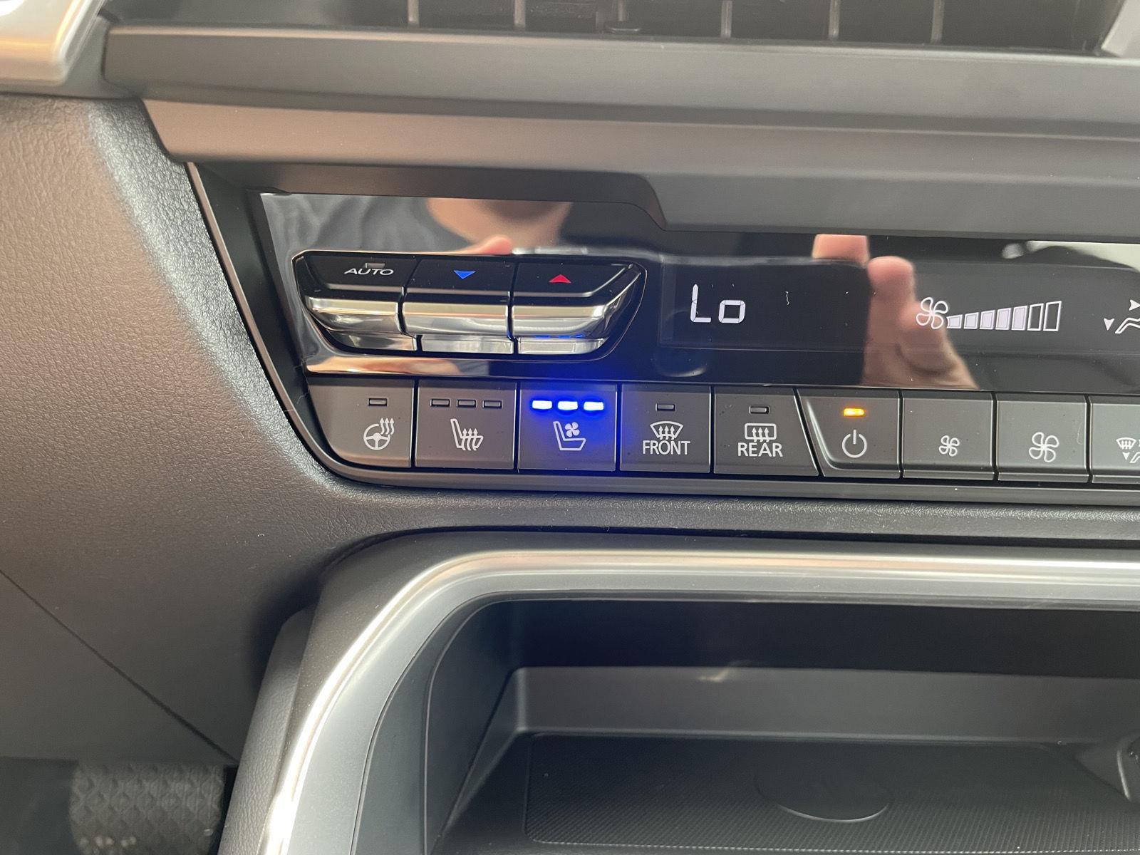 Vehicle photo 28
