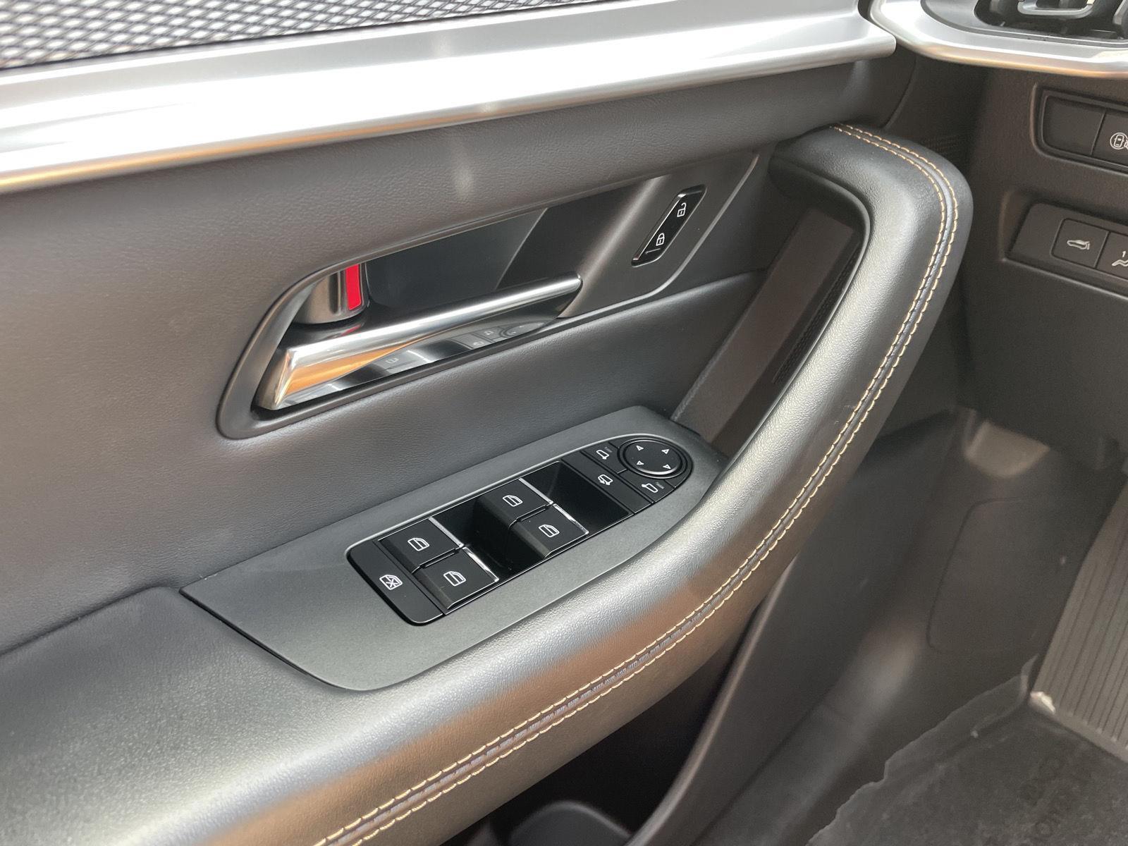 Vehicle photo 30
