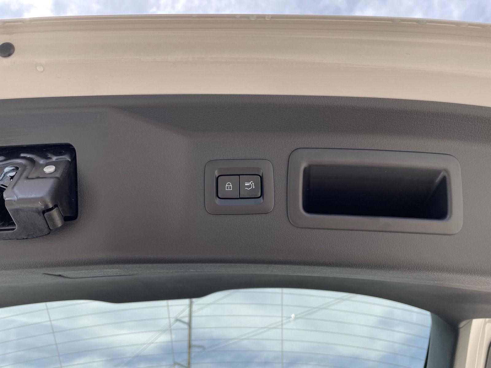 Vehicle photo 37