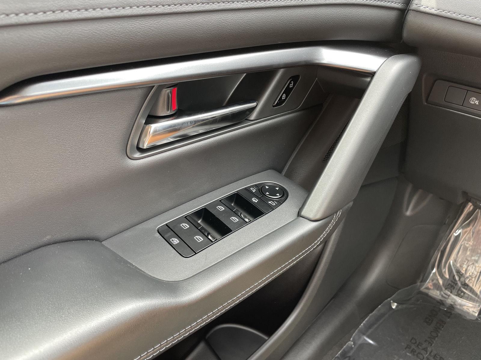 Vehicle photo 25