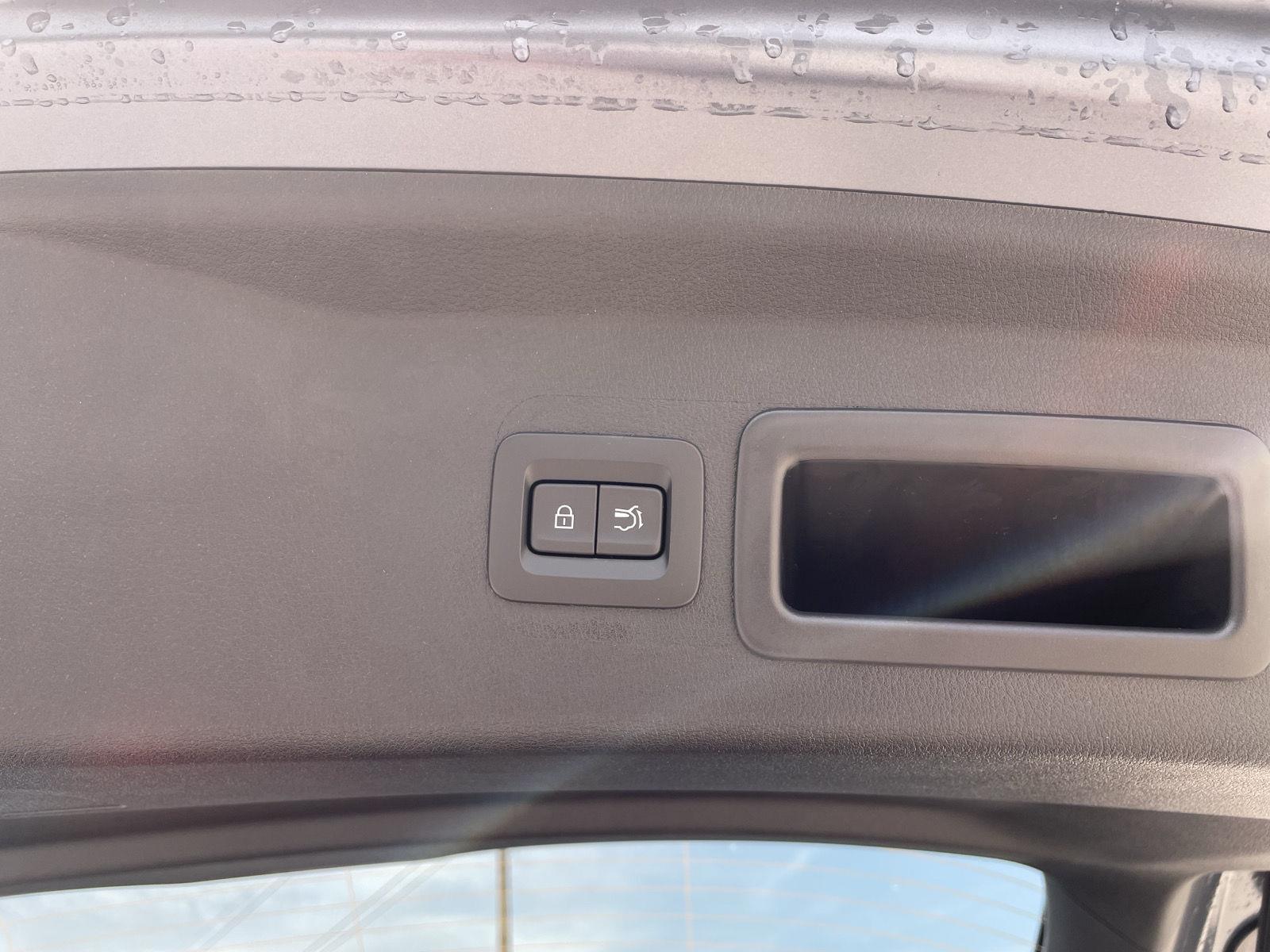 Vehicle photo 33