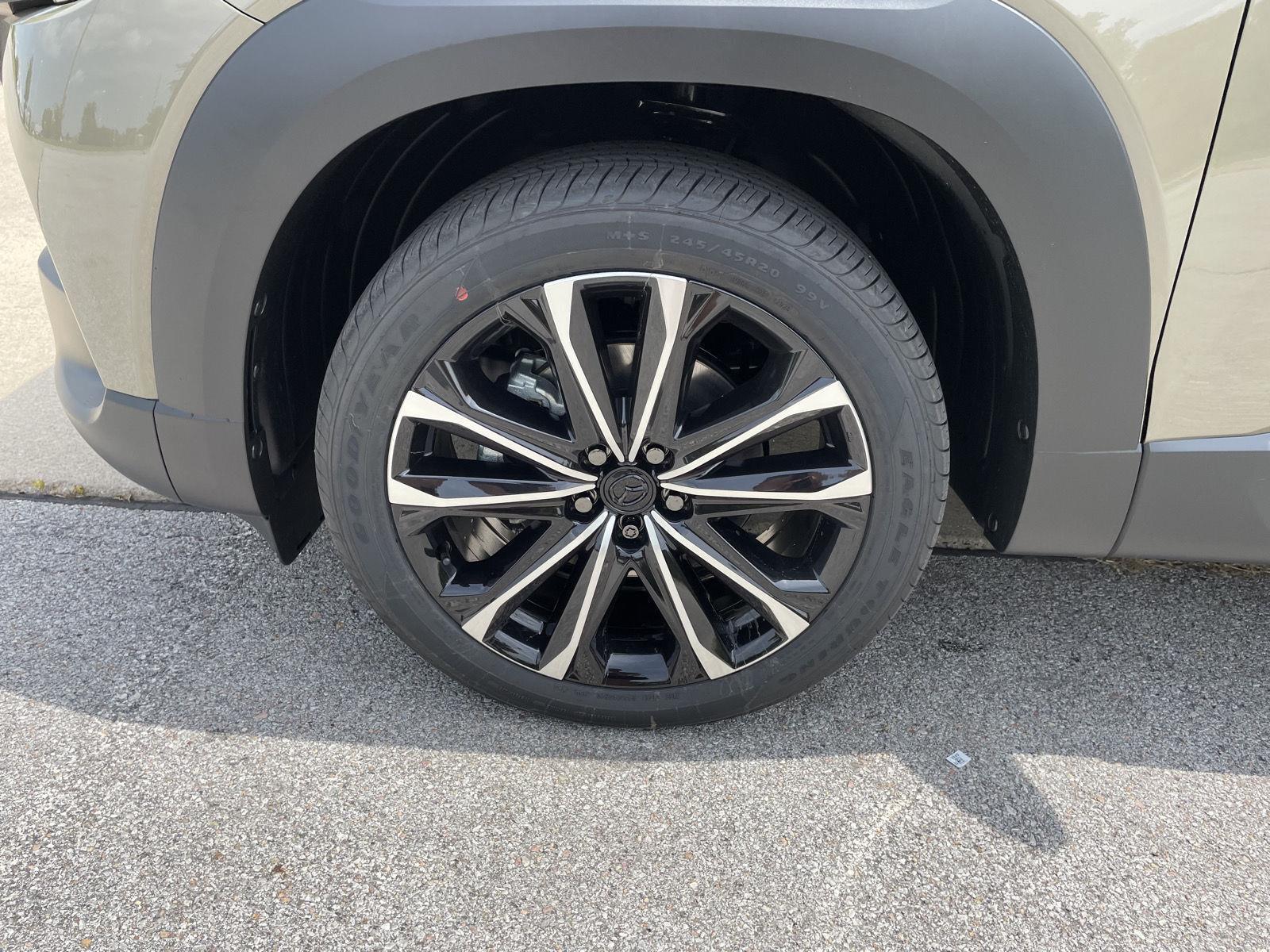 Vehicle photo 10