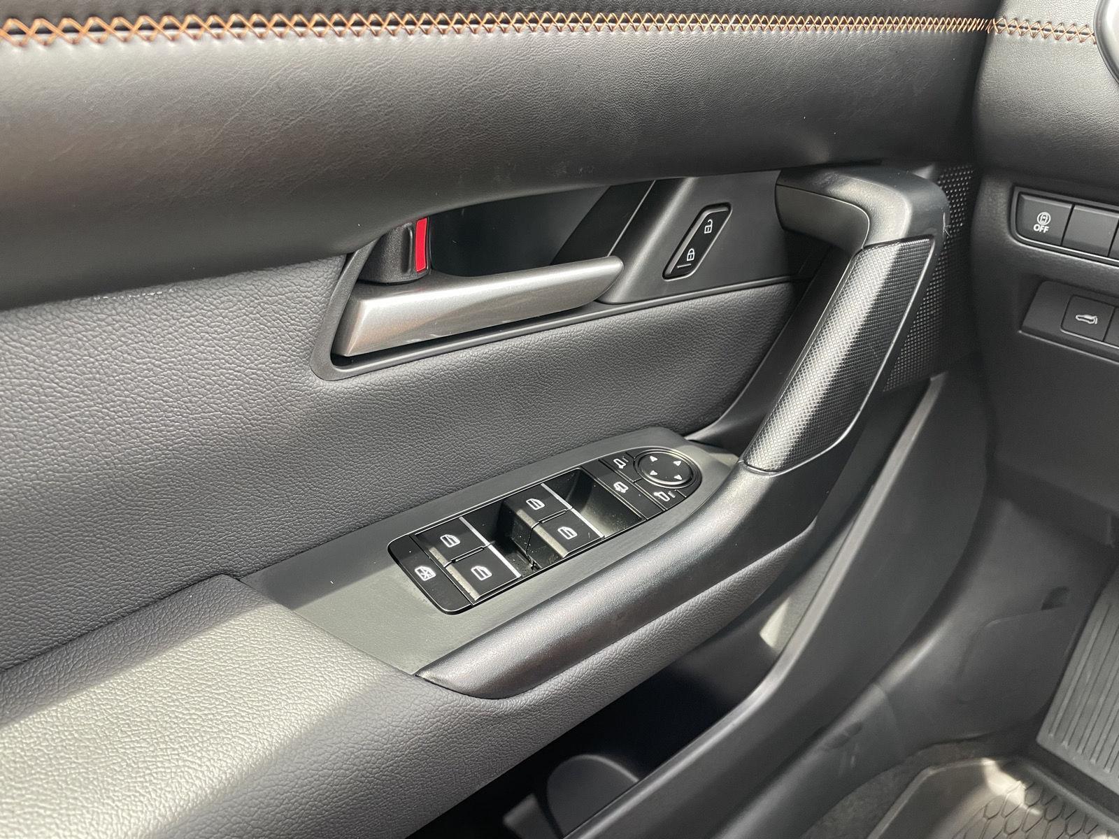 Vehicle photo 28