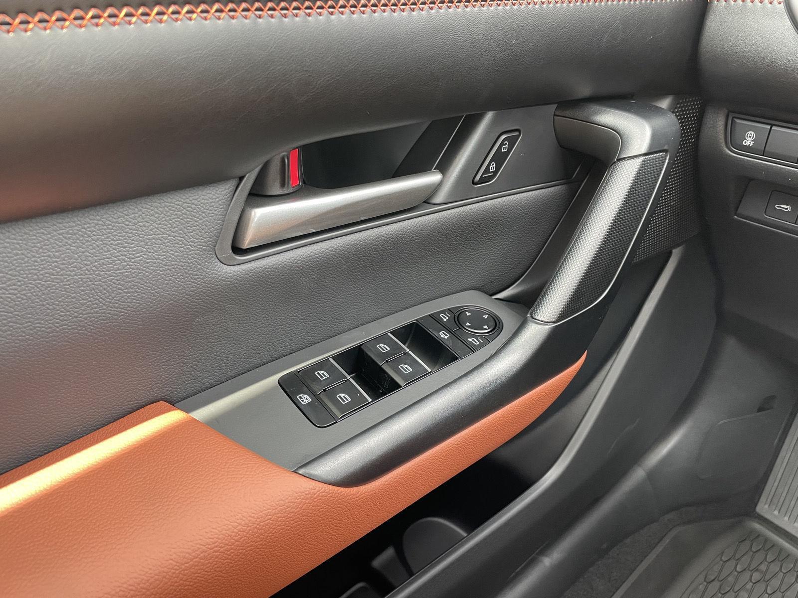Vehicle photo 28