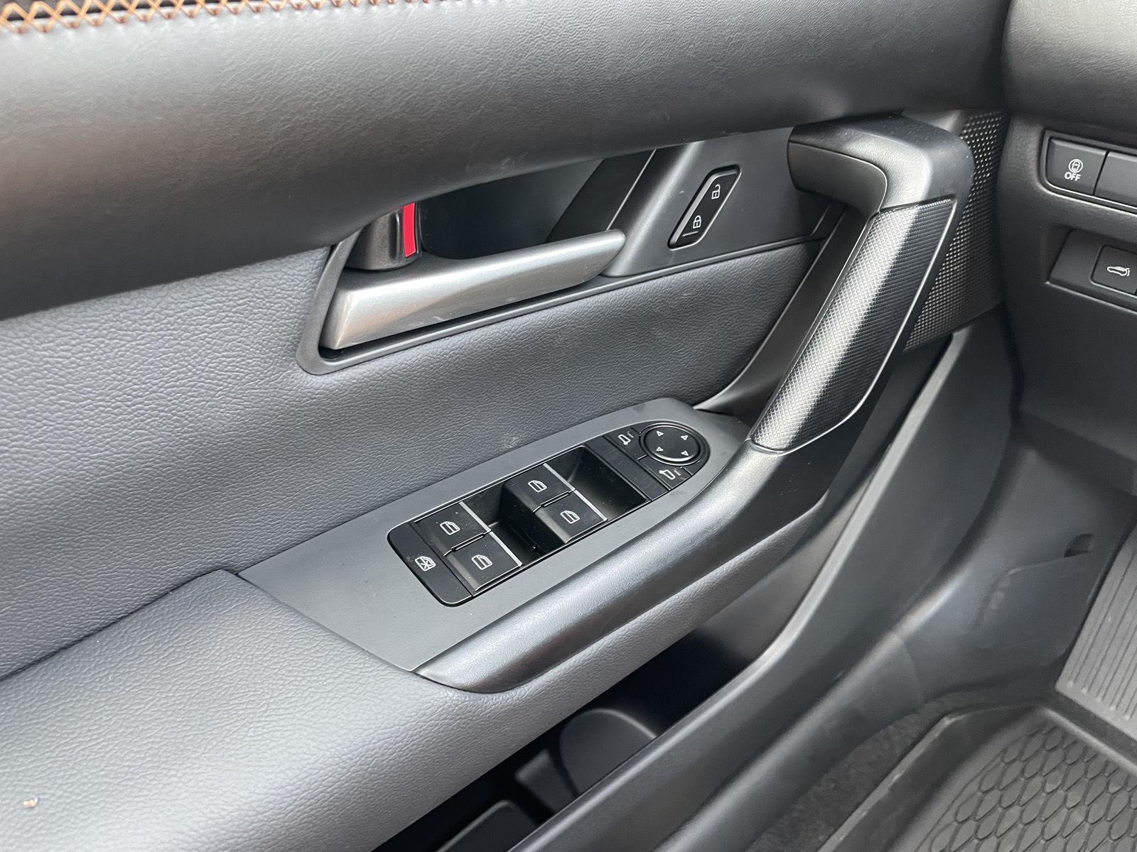 Vehicle photo 28