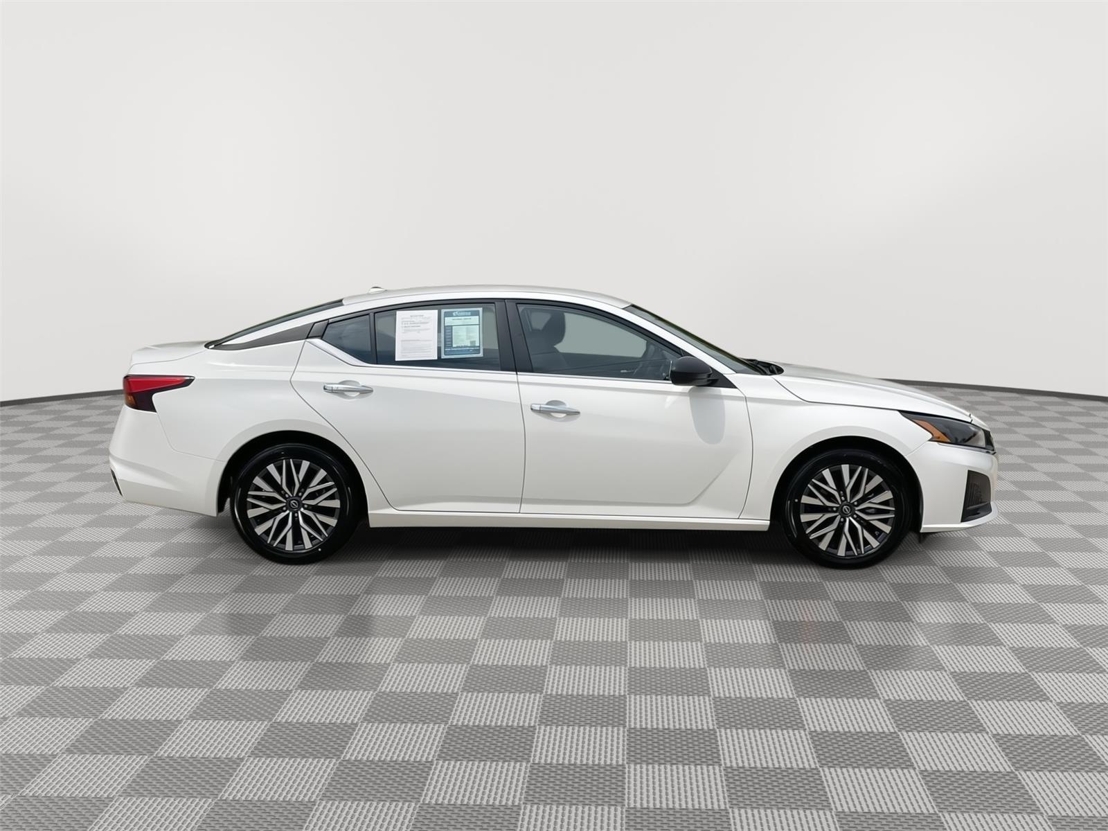 Vehicle photo 6