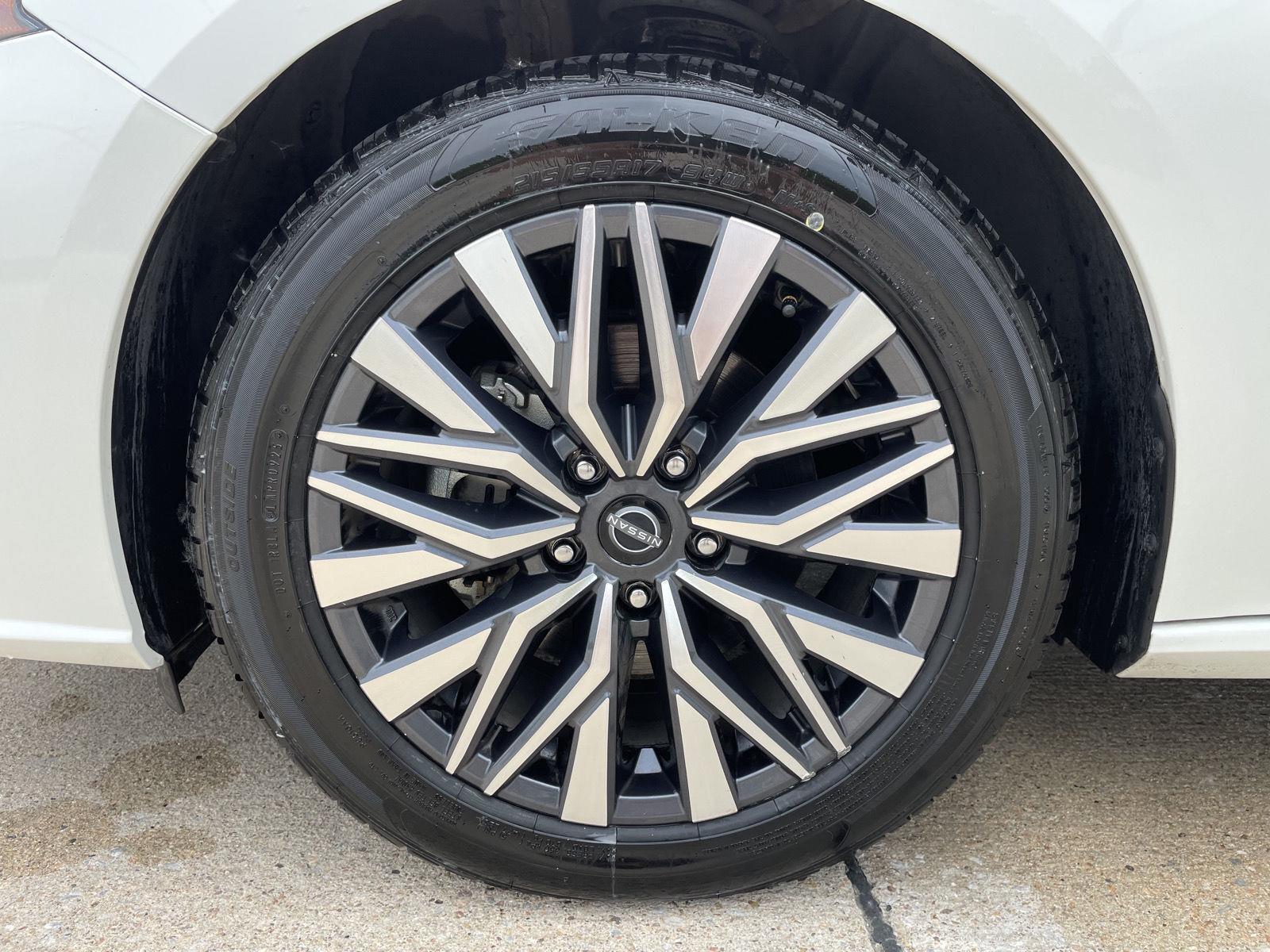 Vehicle photo 10