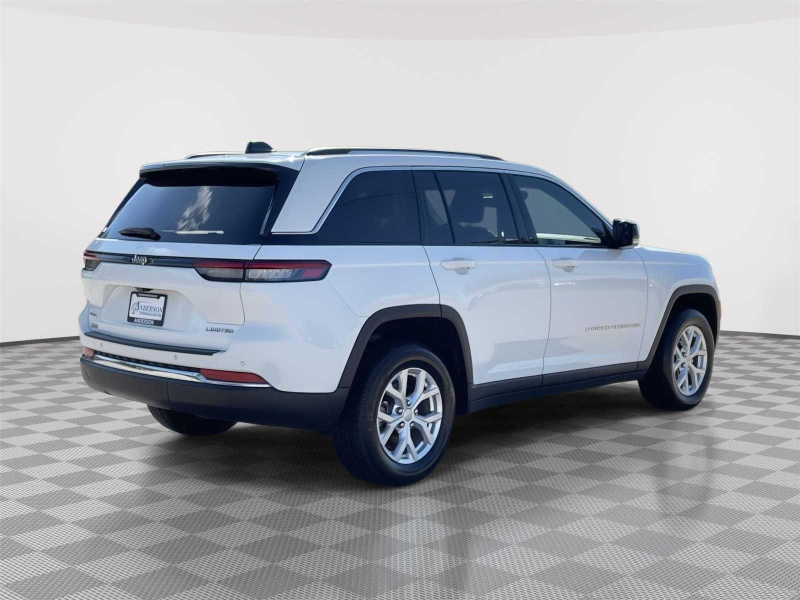 Vehicle photo 7